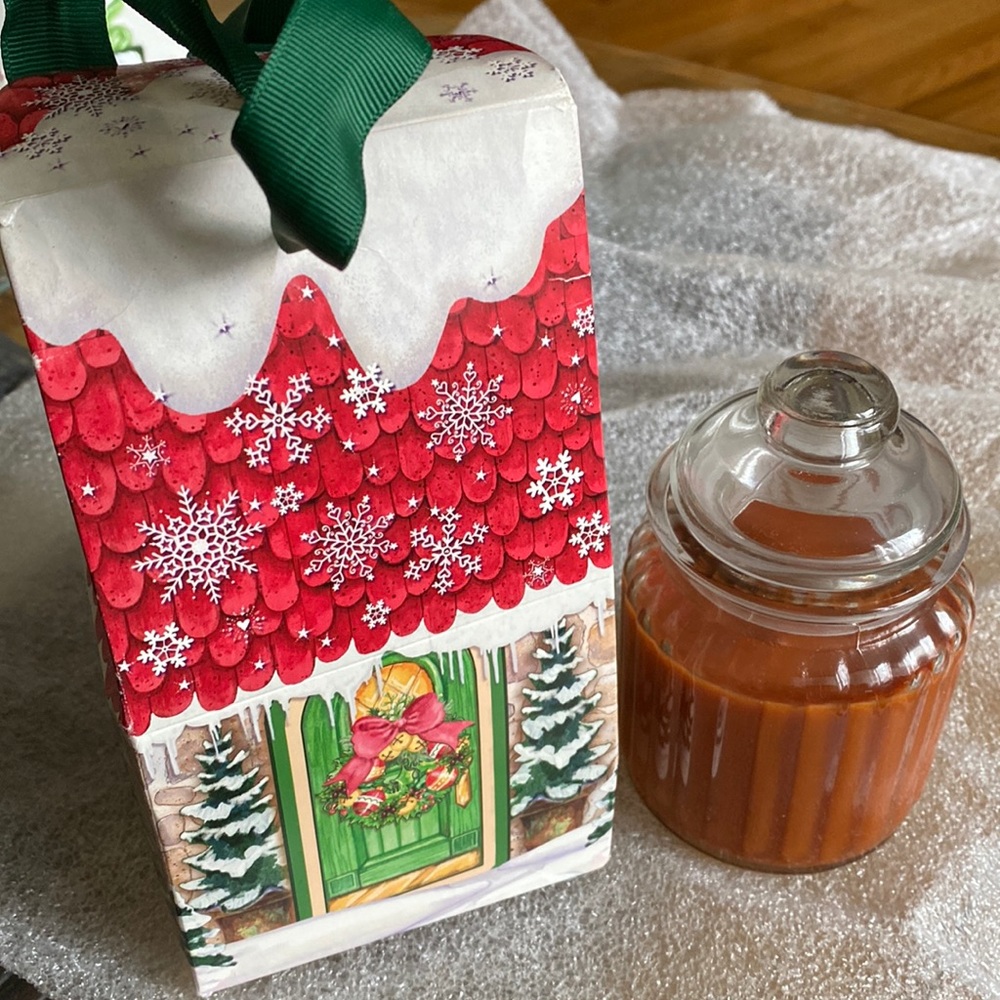 NWT Hannah’s Candle Co. “Kitchen Spice” 7oz candle.in box w/ribbon
